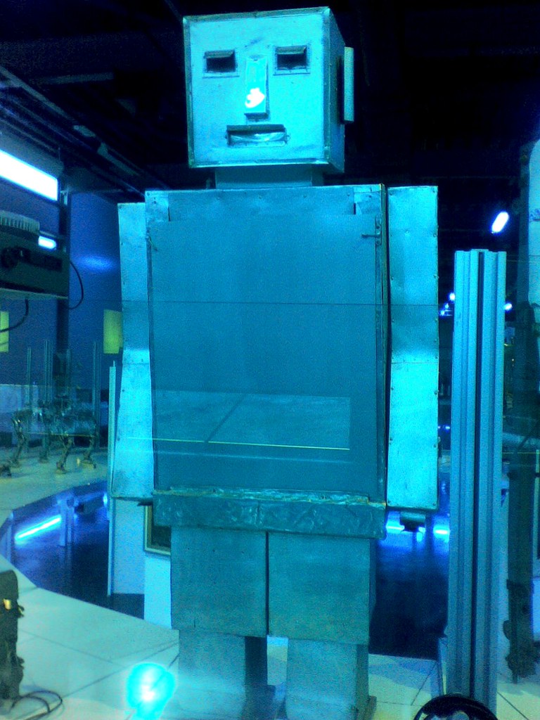Automatisierte Palettierzelle mit Roboter und Fördertechnik in einer Stuttgarter Halle
